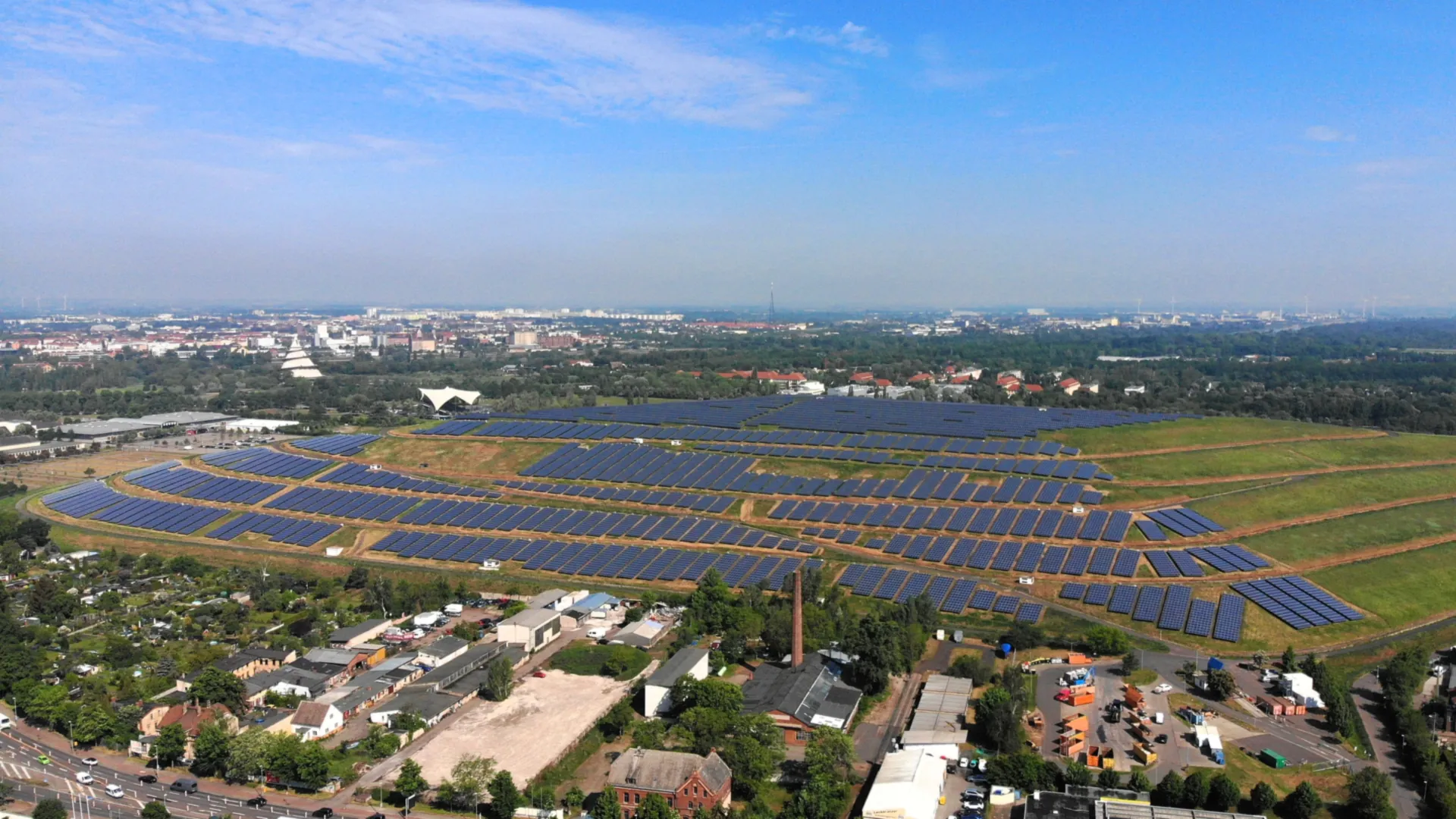 Pandangan udara sebuah pemasangan kuasa solar